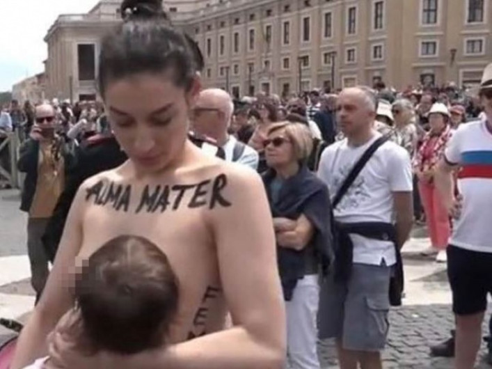 Es detenida por protestar en “topless” y amamantar a su bebé en el Vaticano