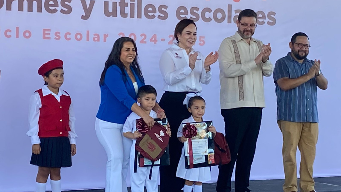 Reciben estudiantes mochilas y útiles en el primer día de clases
