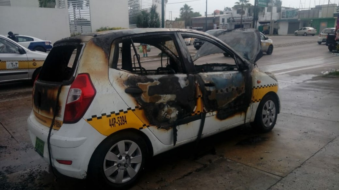 Taxi es consumido por el fuego 