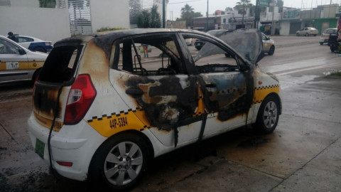 Taxi es consumido por el fuego 