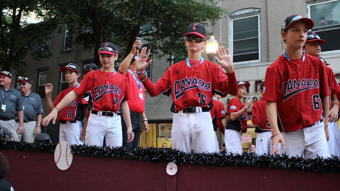 Equipos desfilan previo al arranque de la Serie Mundial LL