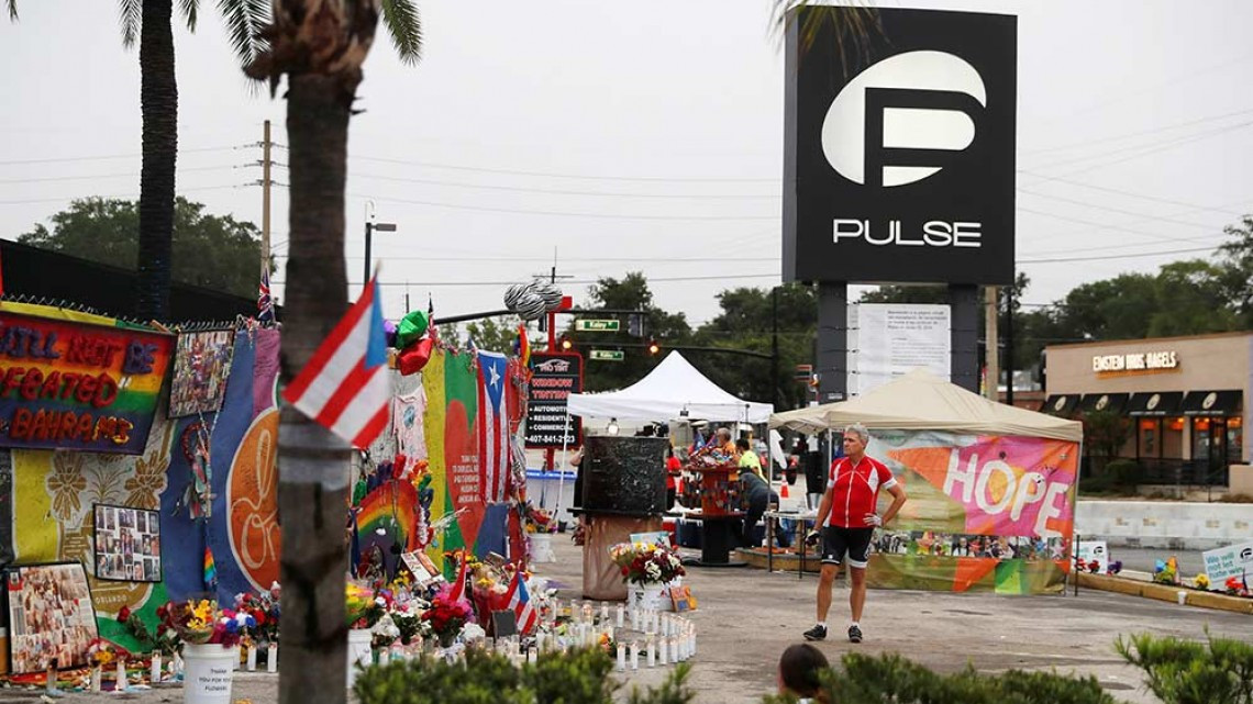 Conmemoran masacre en club gay de Orlando