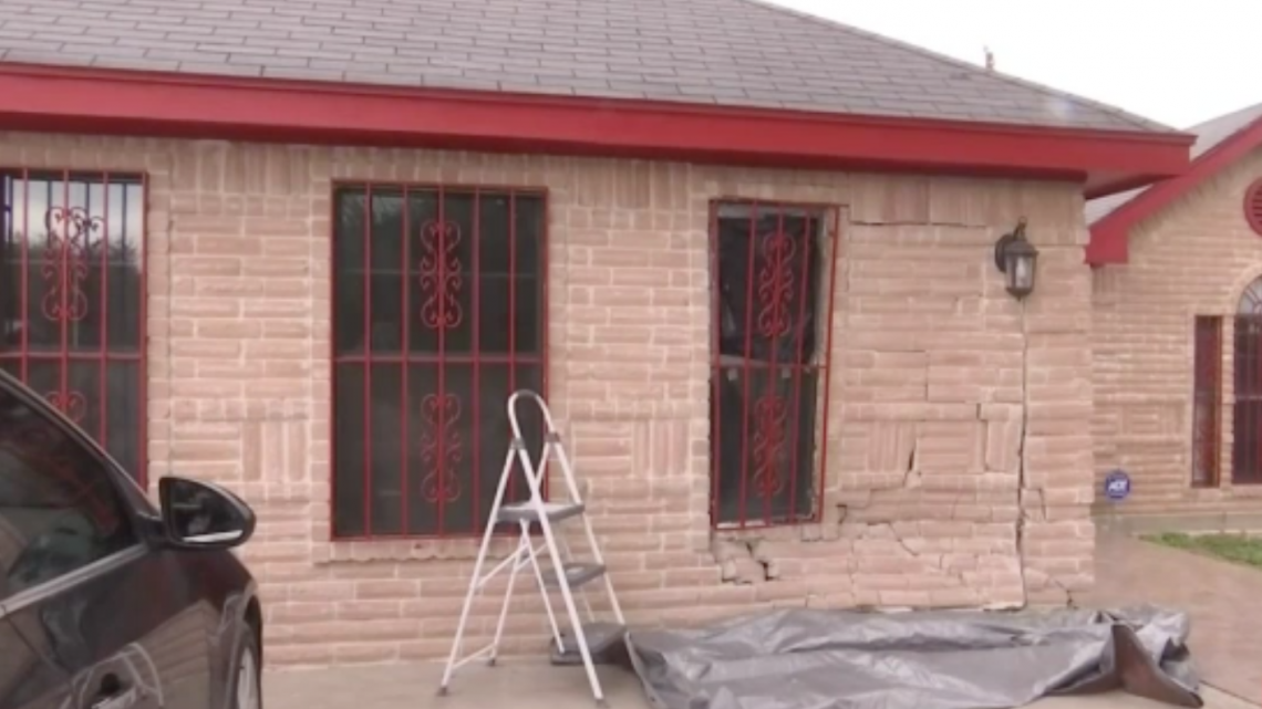 Conductor choca contra casa en Mission