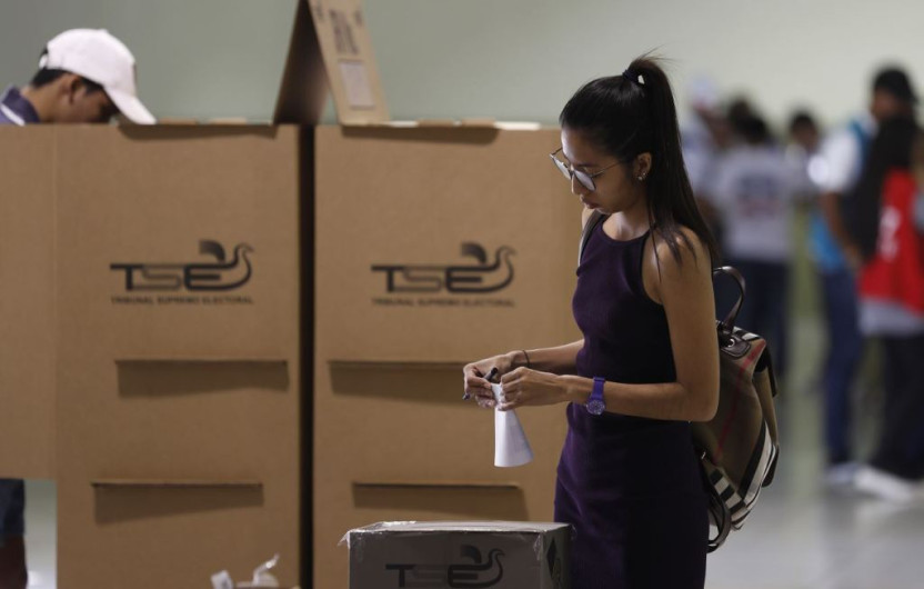 Salvadoreños acuden a las urnas para elegir nuevo presidente