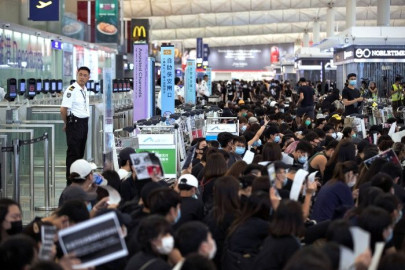 Tras nueva ola de protestas, cancelan vuelos en aeropuerto de Hong Kong 