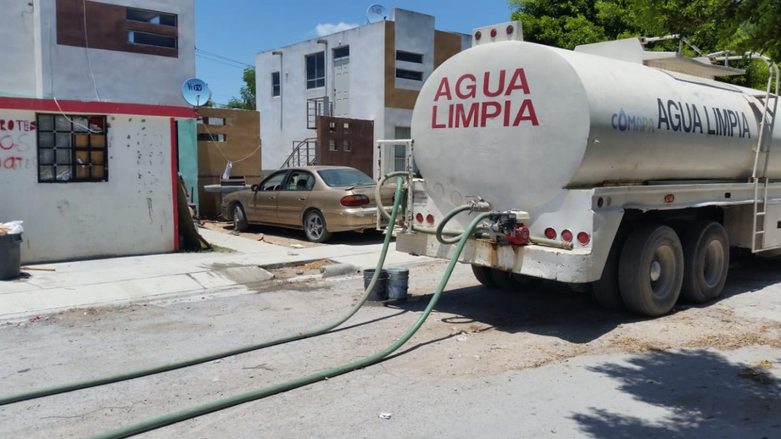 Pipas continúan entregando agua