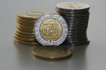 Peso gana levemente frente a dólar tras intervención de Banxico