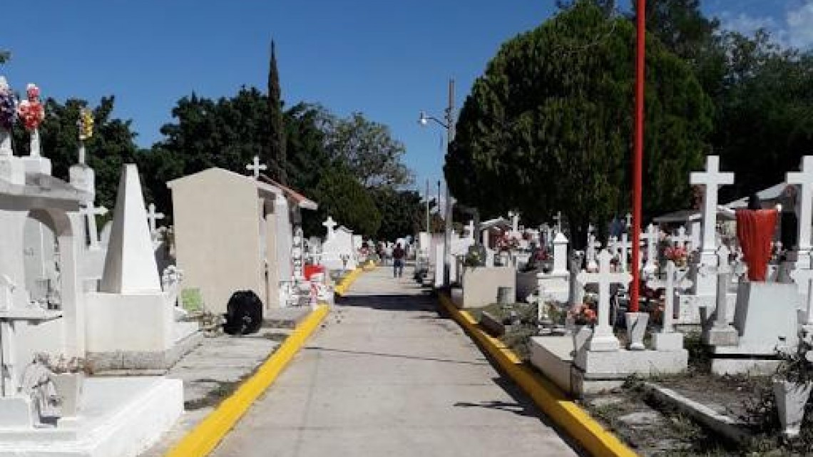 Panteones abrirán al 50 %; piden no permanecer más de 40 minutos al interior 