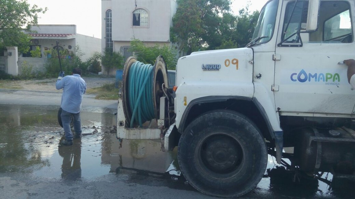 COMAPA limpia y repone servicio de drenaje en Jarachina Norte