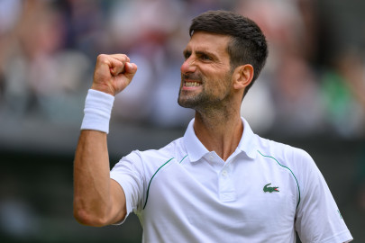 Novak Djokovic avanza a semifinales tras vencer a Jannik Sinner en Wimbledon