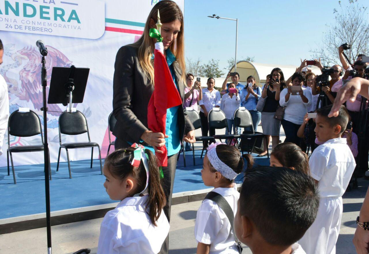 Encabeza Maki ceremonia del Día de la Bandera
