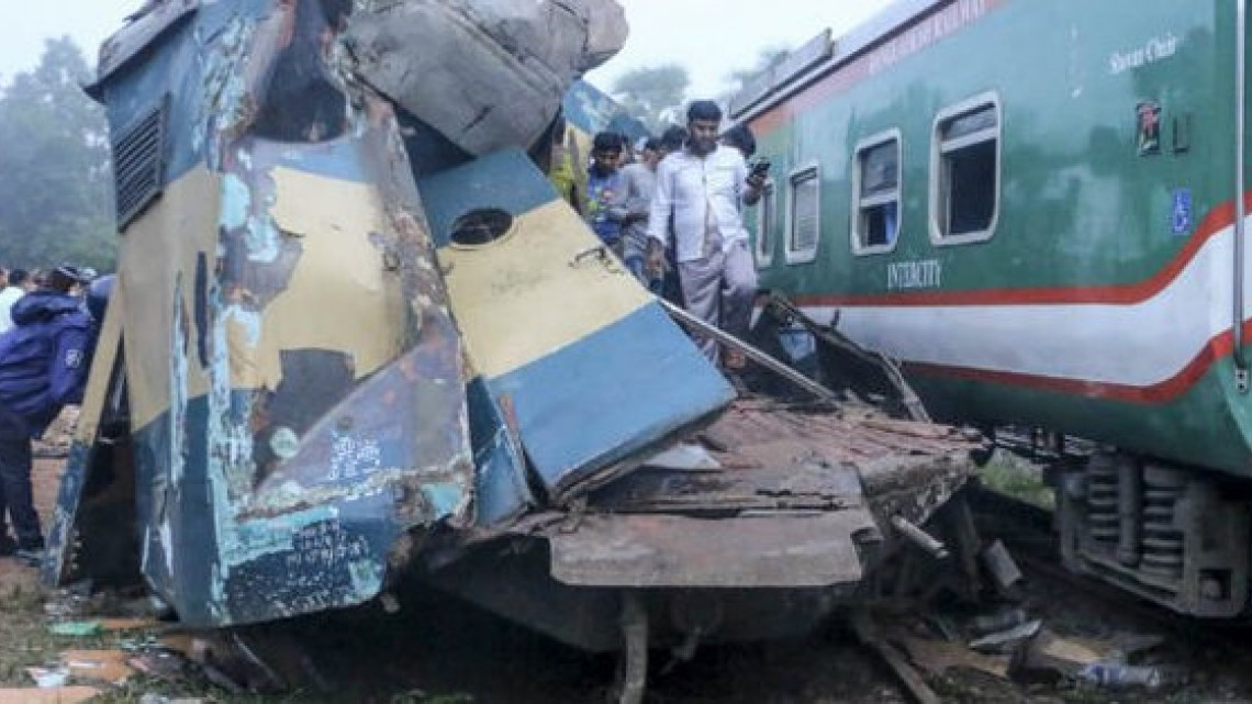 Al menos 16 muertos y varios heridos por choque de trenes en Bangladesh