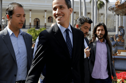 Mientras Venezuela pide congelar cuentas de Guaidó, EU le da control de activos