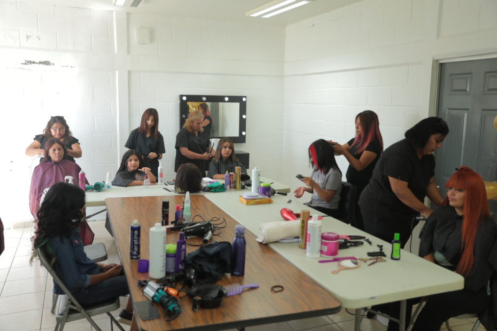 Gradúan más de 400 ciudadanos de la quinta generación de talleres de oficio UNE