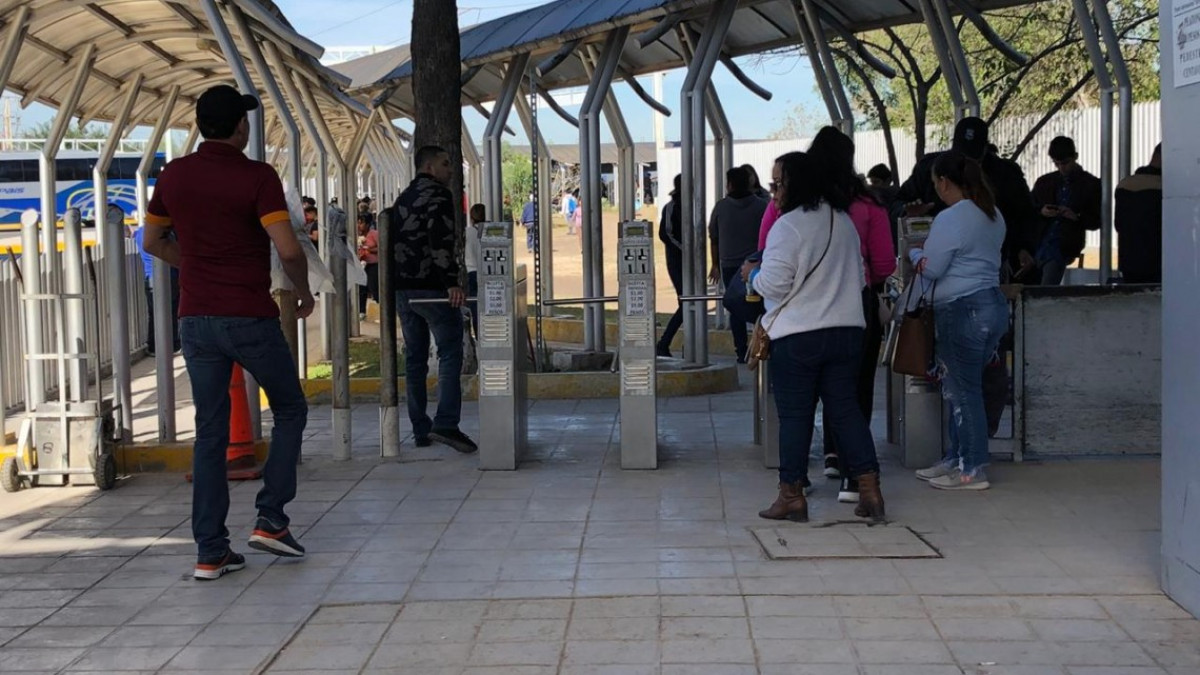 Inicia semana con largas filas en puentes internacionales