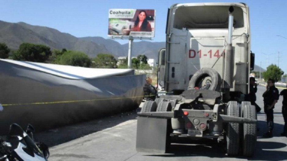 Vuelca tráiler con cerveza y la gente lo saquea