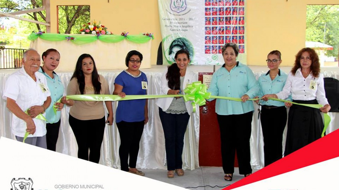 Acude alcaldesa a graduación de escuela primaria