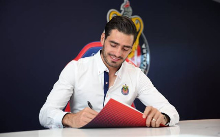 Antonio "Pollo" Briseño renueva contrato con Chivas hasta el 2026
