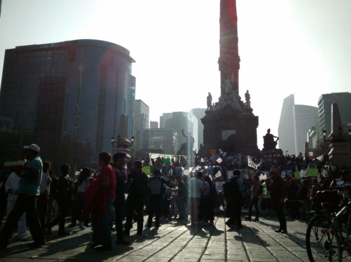 Avanza marcha contra 'gasolinazo' del Ángel de la Independencia al Zócalo