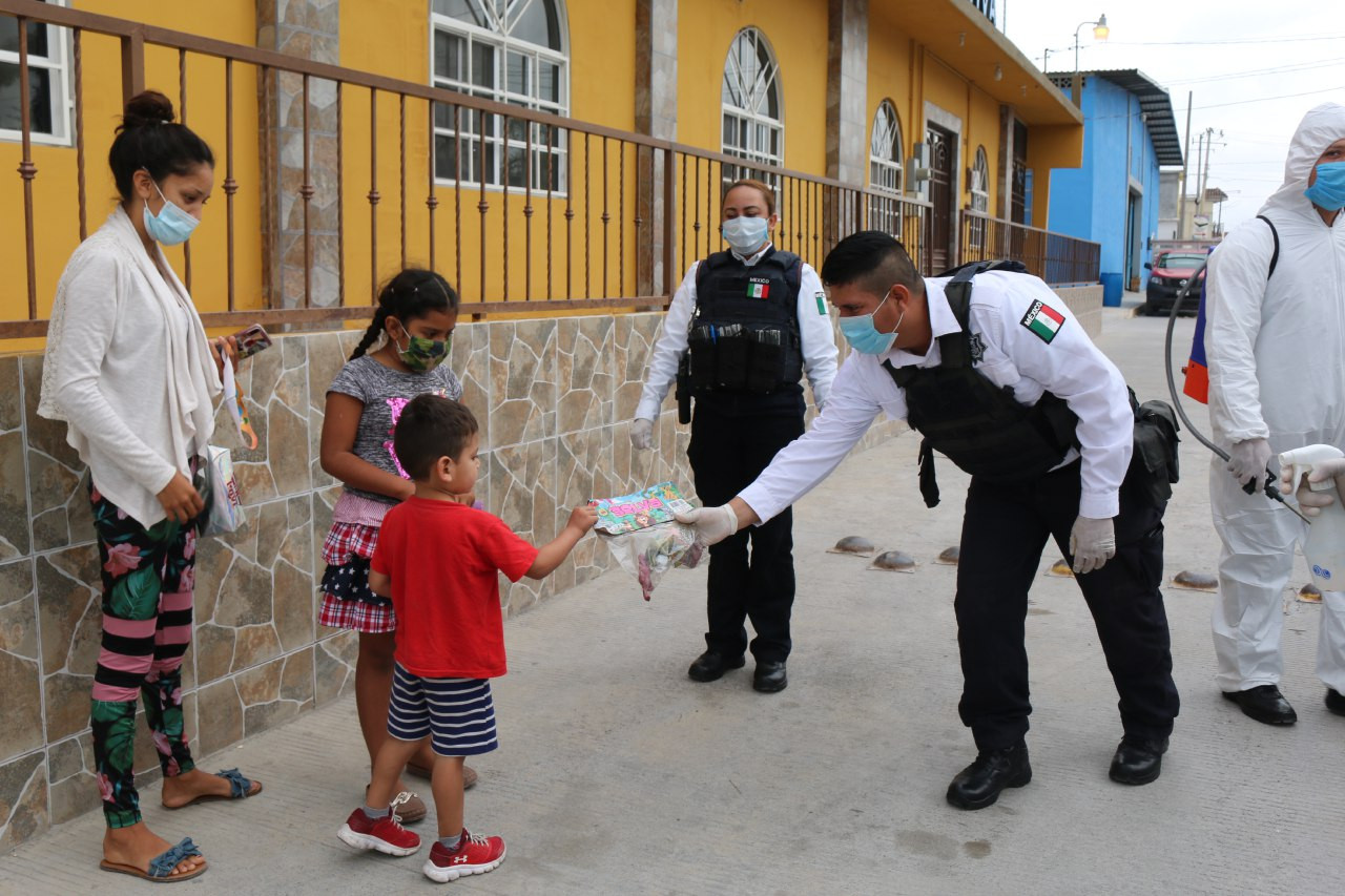 Policías estatales entregan regalos a niños y niñas de escasos recursos