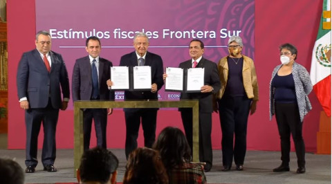 Firma AMLO decretos para ampliar salario en el norte del país y el regreso de la zona franca en el sur 