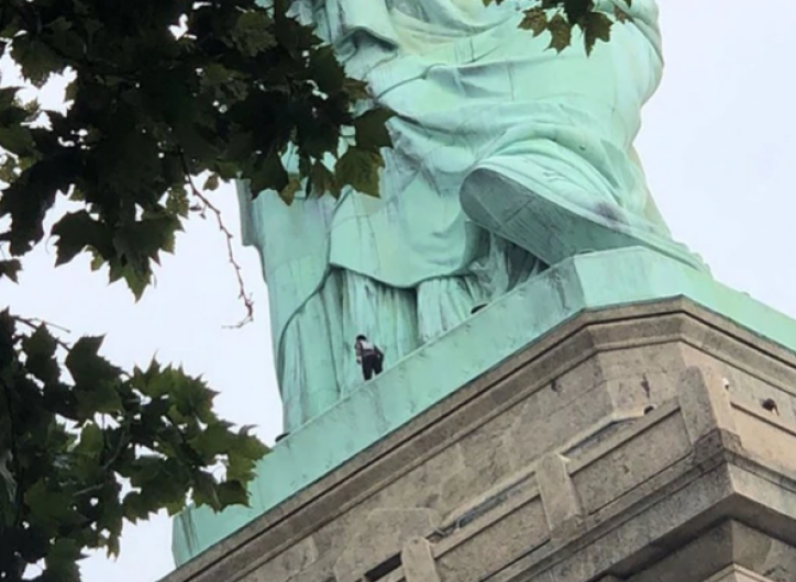 Manifestante escala la Estatua de la Libertad