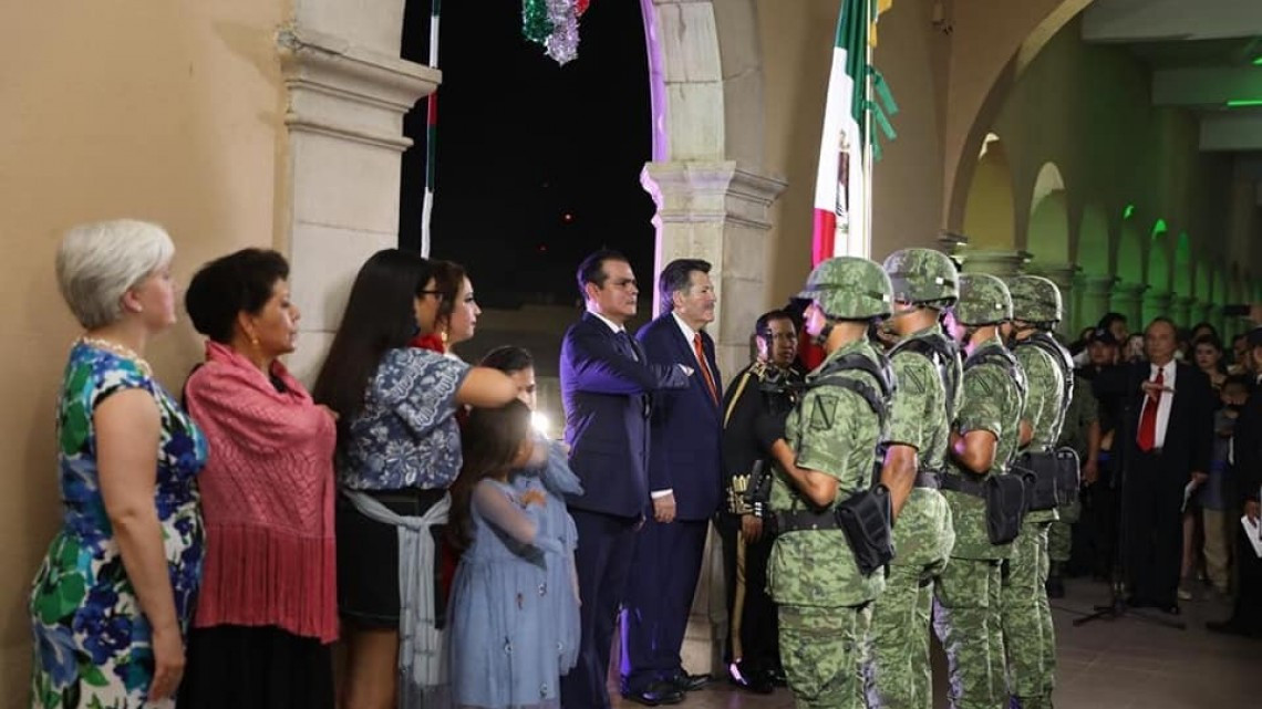 Festejan miles de neolaredenses Grito de Independencia de México   