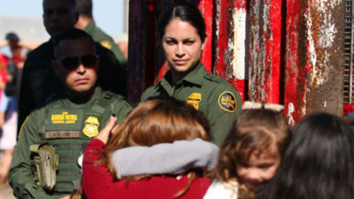 Abren frontera entre México y EU para familias