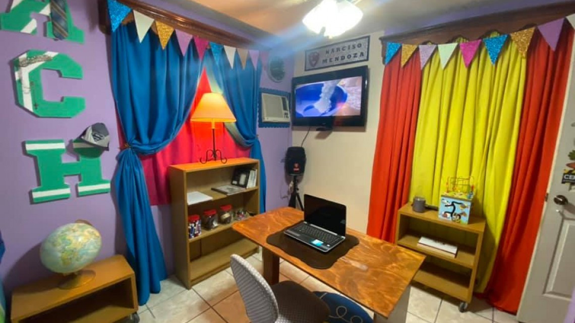 Maestro transforma cuarto de su casa en un asombroso salón de clases