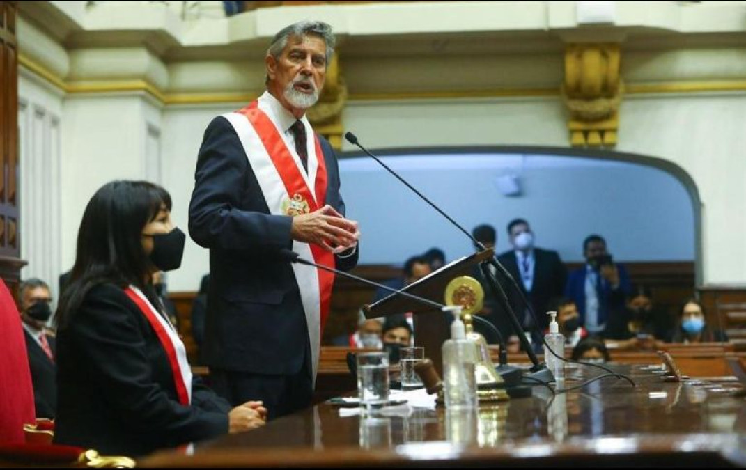 Francisco Sagasti jura como presidente de Perú