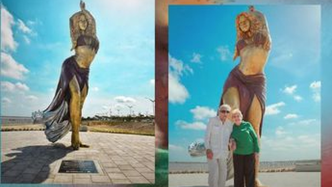 Develan estatua gigante de Shakira en Barranquilla 