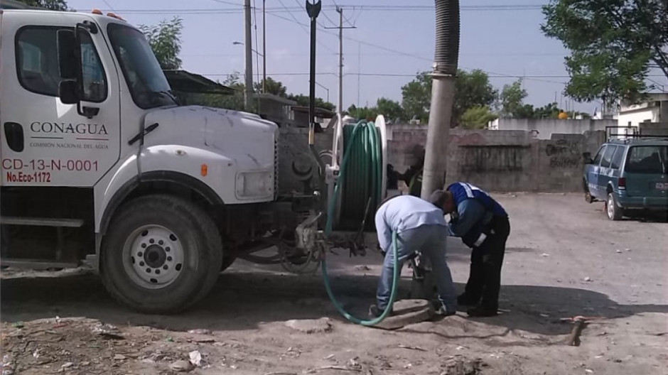 Piedras y grasa en alcantarillas de Los Almendros