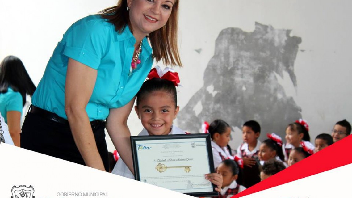 Alcaldesa acude a ceremonia de graduación de Jardín de Niños