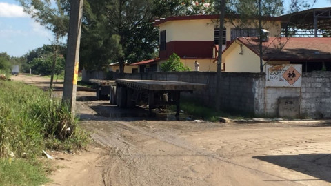 Traileros ponen en riesgo a vecinos de los fraccionamientos al introducirse con sus unidades