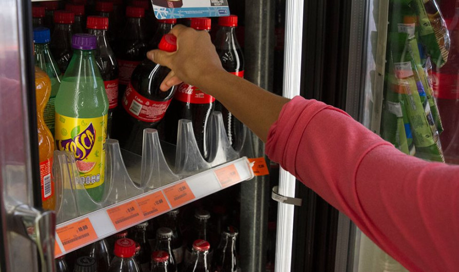 Piden aumentar de 1.2 a 5 pesos los impuestos al refresco