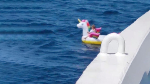 ¡Increíble pero cierto! Un ferry rescata a una niña flotando en un salvavidas en el mar