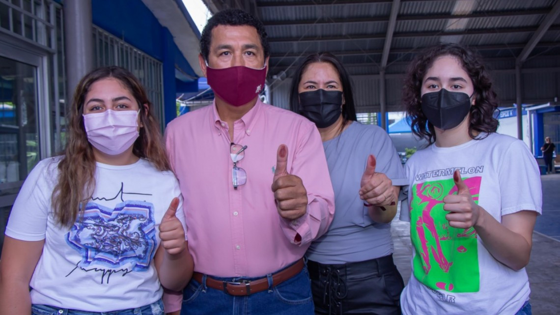 Emite Mario López su voto en la casilla 0634 contigua 02