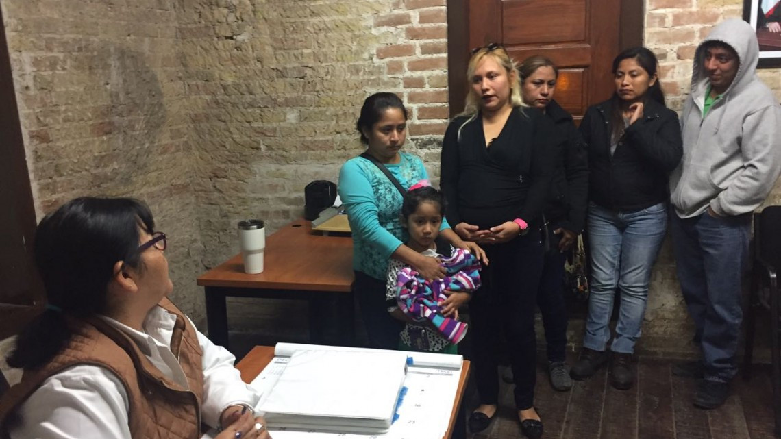 Madres de familia solicitan constancias de estudio