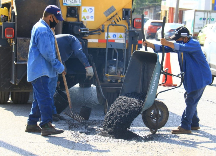 Trabaja Ayuntamiento en rehabilitación de pavimento