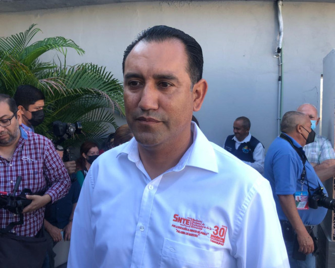 Ante falta de pagos maestros trabajan bajo protesta 