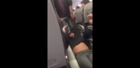 Pasajero que fue golpeado y hospitalizado demandará a United Airlines