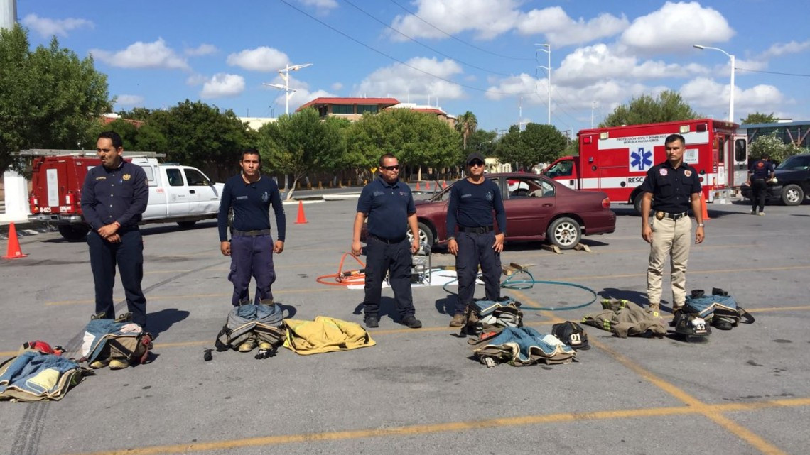 Celebran bomberos su día con exhibición en Matamoros