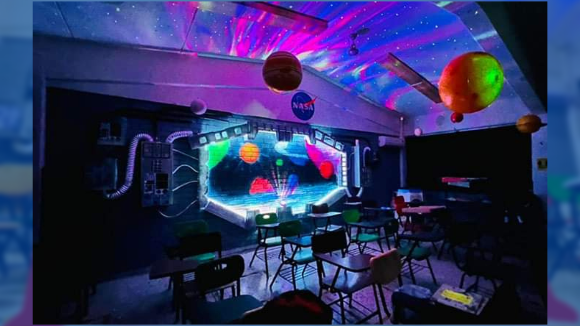Todos a bordo: El Profe Chido decoró su salón de la NASA para estudiantes
