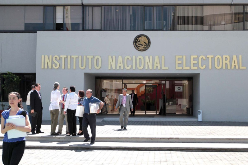 Entrega INE 40 constancias a aspirantes presidenciales 2018