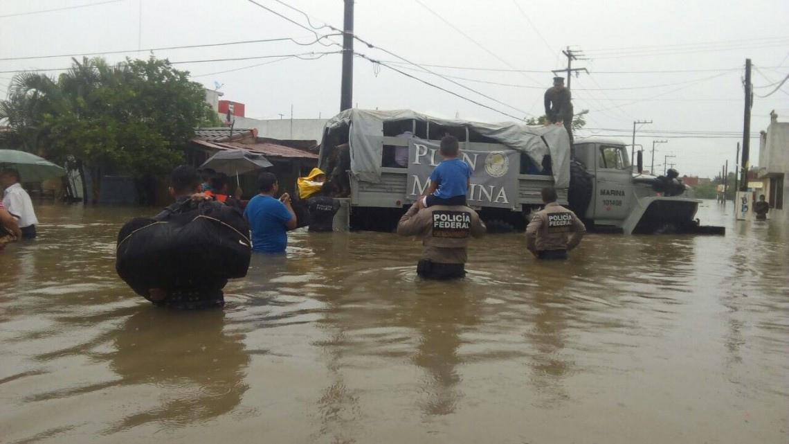 Marina brinda apoyo a la población afectada por inundaciones