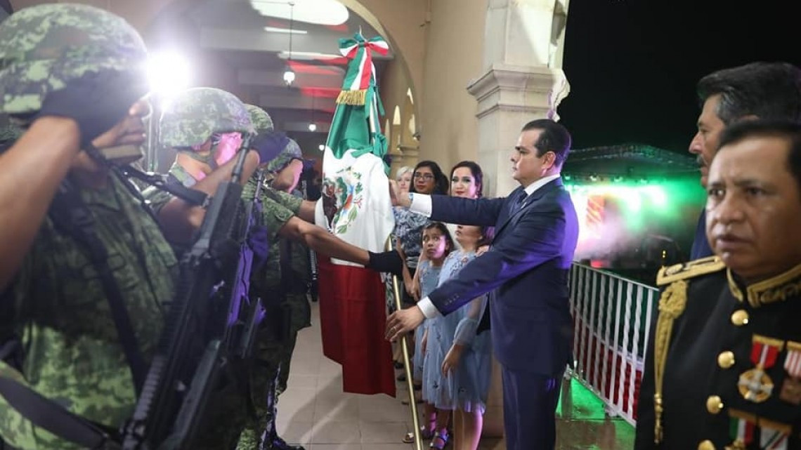 Festejan miles de neolaredenses Grito de Independencia de México   
