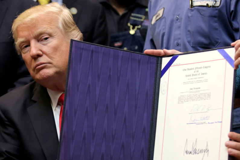 Trump destaca eliminación de regulaciones económicas "inútiles" de Obama