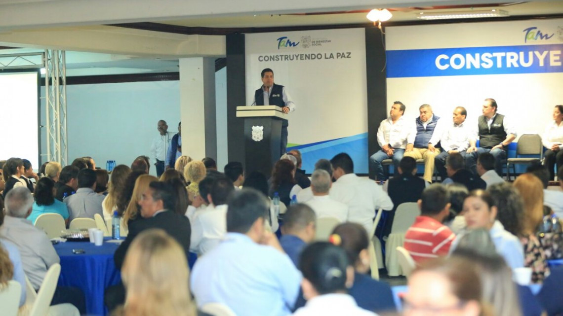 Gobernador entrega apoyos a familias de la región ribereña