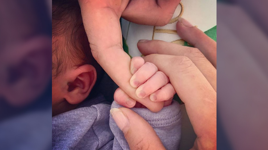 ¡Troian Bellisario ya tuvo a su primer bebé!