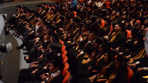 Presencia Maki Ortiz graduación de nuevos profesionistas